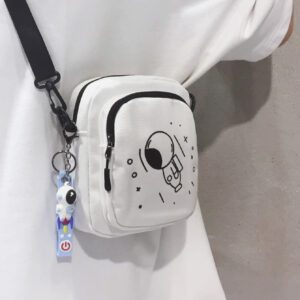 Sac à bandoulière multifonction pour étudiants débutants, sac à épaule décontracté, petit sac bandoulière homme avec motif dessin animé, sac à main, sac d'école, pour collège, extérieur, sport, trajets, sac carré pour vacances, été, collège, Halloween, Noël, éructation, homme, hiver, Thanksgiving, sac fourre-tout, sac de sport, sac banane, sac de cycliste, sac banane, sac de gym, sac de randonnée, sac de voyage étudiant de grande capacité, multifonctionnel, tendance, décontracté, vacances, sac de taille