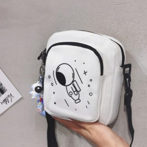 Sac à bandoulière multifonction pour étudiants débutants, sac à épaule décontracté, petit sac bandoulière homme avec motif dessin animé, sac à main, sac d'école, pour collège, extérieur, sport, trajets, sac carré pour vacances, été, collège, Halloween, Noël, éructation, homme, hiver, Thanksgiving, sac fourre-tout, sac de sport, sac banane, sac de cycliste, sac banane, sac de gym, sac de randonnée, sac de voyage étudiant de grande capacité, multifonctionnel, tendance, décontracté, vacances, sac de taille