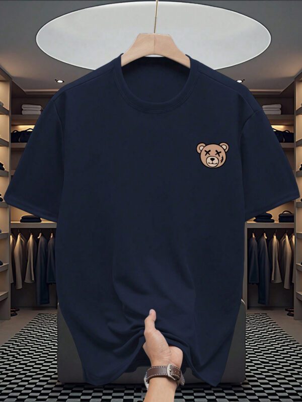 Manfinity Dauomo T-shirt décontracté à manches courtes col rond avec imprimé d'ours de dessin animé pour hommes, été – Image 3