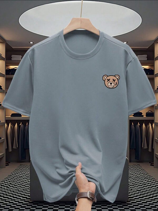 Manfinity Dauomo T-shirt décontracté à manches courtes col rond avec imprimé d'ours de dessin animé pour hommes, été – Image 5