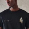 SUMWON T-shirt à manches courtes avec imprimé graphique de verre de fenêtre, coupe rétrécie – Image 4
