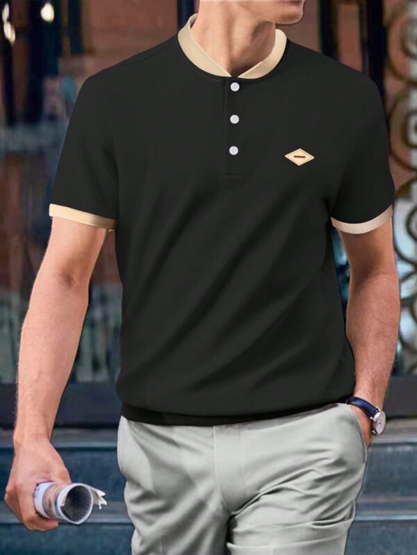 Manfinity Homme Chemise polo pour homme avec détails patchs et bordures contrastantes. Col boutonné, blocs de couleurs. Pour le mari, décontracté. – Image 2