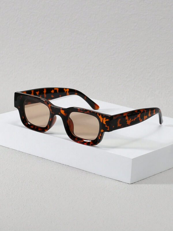 1 pièce Lunettes de mode à monture étroite et épaisse rectangulaire avec surface concave pour le style de rue et les accessoires d'ombre. Accessoires d'Halloween et de plage. Lunettes de soleil au look mode de rue et convenant pour les pulls, vestes, sweats à capuche, pantalons et cargos. – Image 8