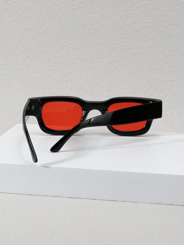 1 pièce Lunettes de mode à monture étroite et épaisse rectangulaire avec surface concave pour le style de rue et les accessoires d'ombre. Accessoires d'Halloween et de plage. Lunettes de soleil au look mode de rue et convenant pour les pulls, vestes, sweats à capuche, pantalons et cargos. – Image 10