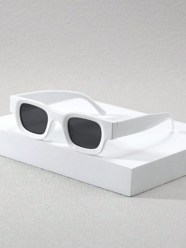 1 pièce Lunettes de mode à monture étroite et épaisse rectangulaire avec surface concave pour le style de rue et les accessoires d'ombre. Accessoires d'Halloween et de plage. Lunettes de soleil au look mode de rue et convenant pour les pulls, vestes, sweats à capuche, pantalons et cargos. – Image 13