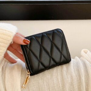 Porte-cartes multifonctionnel pour femmes à motif à carreaux, portefeuille avec broderie punk style Y2K avec un crâne, design vintage et minimaliste avec finition brillante adaptée pour la vie au bureau, les voyages d'affaires, les vacances et les festivals. Un tête de mort stylisée brodée sur une fermeture rabattable avec un porte-clés. Convient aux hommes et aux femmes lors de toutes les occasions.