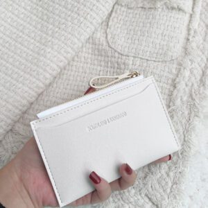 SOUTHLAND&KANGAROO Porte-monnaie mince et léger avec lettres en relief, idéal comme cadeau d'anniversaire pour les adolescents, les étudiants, les cols blancs, les femmes, les fêtes, l'anniversaire. Peut contenir de l'argent, des cartes, des pièces de monnaie. Cadeau pour petite amie, professeur, fournitures scolaires, porte-cartes de visite, porte-cartes de crédit, porte-cartes d'identité, portefeuille pour femmes