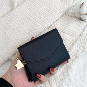Portefeuille bi pli pour femmes avec petite poche de monnaie en forme de cœur et pompon décoratif en métal, portefeuille pour femmes léger, minimaliste et à la mode. Cadeau pour enseignantes, petite amie, femme, sac cadeau, fournitures scolaires pour les affaires, l'école. Rentrée scolaire.