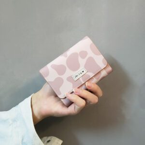 Porte-monnaie portefeuille mini fin et léger avec motif d'impression de vache et compartiments multi-cartes. Un cadeau à la mode, moderne et pratique pour les femmes, les filles, la Saint-Valentin, les anniversaires, les fournitures scolaires, les cadeaux d'enseignants.