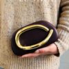 Un sac à main élégant et raffiné en PU bordeaux marron, avec une décoration en matériel doré, un sac novateur. Convient pour les sorties quotidiennes, les vacances, les dîners, les tenues de mariage, les recommandations vestimentaires pour le Nouvel An pour les femmes.