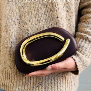 Un sac à main élégant et raffiné en PU bordeaux marron, avec une décoration en matériel doré, un sac novateur. Convient pour les sorties quotidiennes, les vacances, les dîners, les tenues de mariage, les recommandations vestimentaires pour le Nouvel An pour les femmes.
