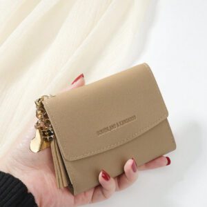SOUTHLAND&KANGAROO Portefeuille De Femmes Pliant Petit Porte-monnaie De Poche De Pièce De Monnaie De Portefeuille Léger Mini Minimaliste Financier Moderne De Couleur Kaki Avec Décoration De Cœur En Métal Et Glands Cadeau Pour Anniversaire/ Saint Valentin/ Cadeau D'anniversaire/ Pour L'amoureux/ Pour Les Femmes/ Pour Les Filles/ Pour La Dame/ Pour La Femme/ Sac Pour L'école/ Fournitures Scolaires / Cadeau De Salle De Dortoir / Cadeau De Retour À L'école