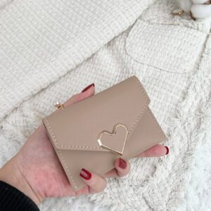 Portefeuille compact métallique en forme de cœur, avec poche à monnaie. Portefeuille biface mini léger et minimaliste, mode moderne. Idée cadeau pour anniversaire, Saint-Valentin, anniversaire. Cadeau pour couple, filles, femmes. Fournitures scolaires pour dortoir et rentrée scolaire. Porte-cartes de vœux de la Saint-Valentin, porte-cartes de visite, porte-cartes de crédit, porte-carte d'identité, porte-cartes pour femmes