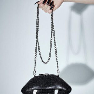 ROMWE Grunge Punk Sac de soirée à bandoulière et à chaîne en forme de lèvres en PVC noir scintillant : idéal pour les fêtes de la Saint-Valentin