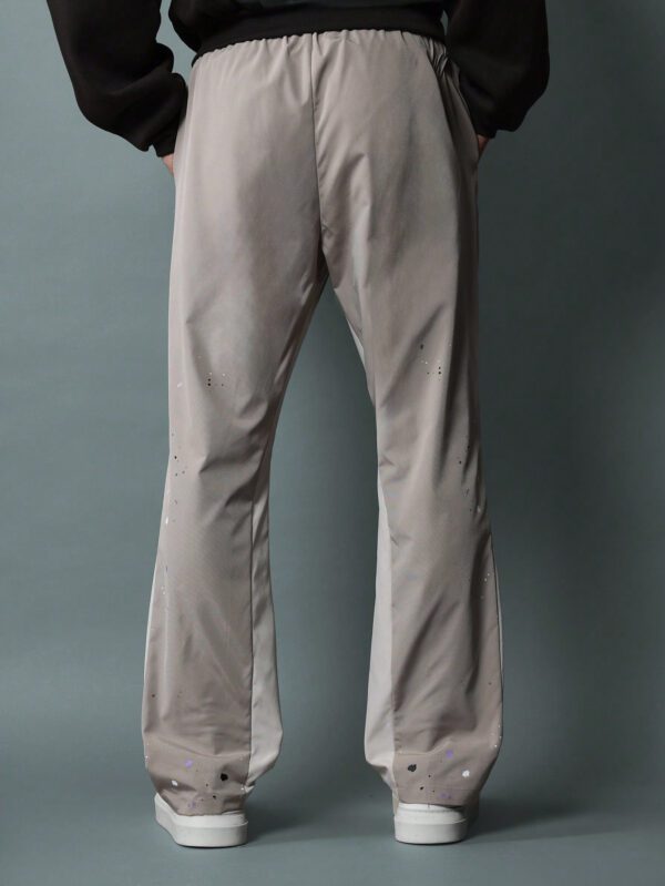 SUMWON Pantalon en nylon avec ajustement évasé, panneau latéral bicolore, imprimé graphique avec éclaboussures de peinture et numéros, avec cordons de serrage – Image 5