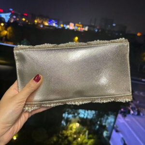 Sac de soirée avec embellissements en faux perles et cristaux, avec chaîne et sangle en PU, style enveloppe élégant mini sac de soirée, convient pour les fêtes et événements, s'assortissant parfaitement aux robes de fête pour femmes