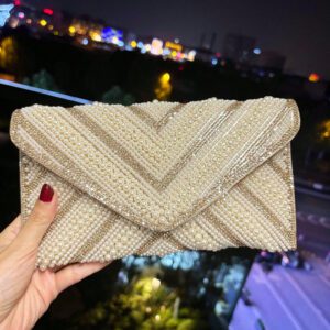 Sac de soirée avec embellissements en faux perles et cristaux, avec chaîne et sangle en PU, style enveloppe élégant mini sac de soirée, convient pour les fêtes et événements, s'assortissant parfaitement aux robes de fête pour femmes