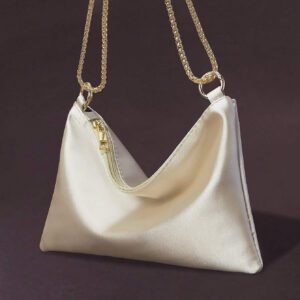 Sac de soirée carré lié en anneau satin, léger et casual. Sac de dîner glamour, élégant et raffiné. Parfait pour la fête, la femme, la mariée. Idéal pour une soirée, un dîner, un banquet. Sac parfait pour une fête, un mariage, un bal de promo. Se coordonne avec une robe de fête, de soirée et une robe pailletée