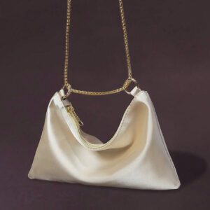 Sac de soirée carré lié en anneau satin, léger et casual. Sac de dîner glamour, élégant et raffiné. Parfait pour la fête, la femme, la mariée. Idéal pour une soirée, un dîner, un banquet. Sac parfait pour une fête, un mariage, un bal de promo. Se coordonne avec une robe de fête, de soirée et une robe pailletée