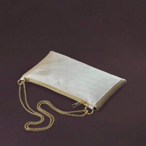 Sac de soirée carré lié en anneau satin, léger et casual. Sac de dîner glamour, élégant et raffiné. Parfait pour la fête, la femme, la mariée. Idéal pour une soirée, un dîner, un banquet. Sac parfait pour une fête, un mariage, un bal de promo. Se coordonne avec une robe de fête, de soirée et une robe pailletée