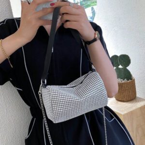 Mini sac de soirée avec décoration de strass et bandoulière en chaîne, petit sac bandoulière et messager de luxe pour femme pour les voyages, sacs à main à l'épaule scintillants avec design de diamants. Sac à main de dîner brillant et à strass pour femme (boucle de chaîne aléatoire)
