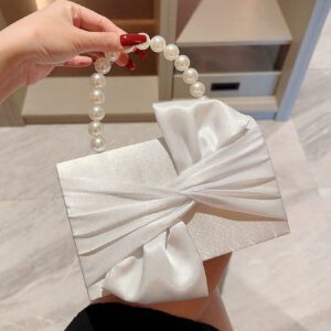 Sac de soirée élégant et délicat décoré avec un nœud et de fausses perles, à tenir en main, convenant pour les robes de soirée. Sac de mariée tendance, parfait pour les fêtes, les mariages, les bals de promo, les dîners/banquets, assortissant avec les robes de mariée, les robes de soirée, la robe de bal de promo, la robe d'anniversaire, la robe de fête. Cadeau parfait pour la Saint-Valentin.
