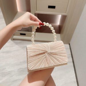Sac de soirée élégant et délicat décoré avec un nœud et de fausses perles, à tenir en main, convenant pour les robes de soirée. Sac de mariée tendance, parfait pour les fêtes, les mariages, les bals de promo, les dîners/banquets, assortissant avec les robes de mariée, les robes de soirée, la robe de bal de promo, la robe d'anniversaire, la robe de fête. Cadeau parfait pour la Saint-Valentin.