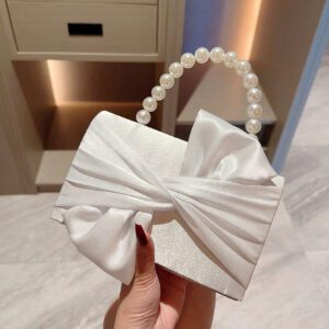 Sac de soirée élégant et délicat décoré avec un nœud et de fausses perles, à tenir en main, convenant pour les robes de soirée. Sac de mariée tendance, parfait pour les fêtes, les mariages, les bals de promo, les dîners/banquets, assortissant avec les robes de mariée, les robes de soirée, la robe de bal de promo, la robe d'anniversaire, la robe de fête. Cadeau parfait pour la Saint-Valentin.