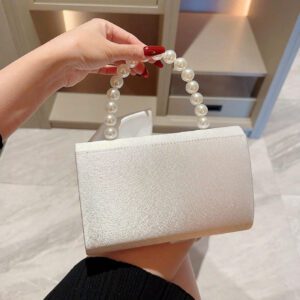 Sac de soirée élégant et délicat décoré avec un nœud et de fausses perles, à tenir en main, convenant pour les robes de soirée. Sac de mariée tendance, parfait pour les fêtes, les mariages, les bals de promo, les dîners/banquets, assortissant avec les robes de mariée, les robes de soirée, la robe de bal de promo, la robe d'anniversaire, la robe de fête. Cadeau parfait pour la Saint-Valentin.