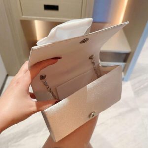 Sac de soirée élégant et délicat décoré avec un nœud et de fausses perles, à tenir en main, convenant pour les robes de soirée. Sac de mariée tendance, parfait pour les fêtes, les mariages, les bals de promo, les dîners/banquets, assortissant avec les robes de mariée, les robes de soirée, la robe de bal de promo, la robe d'anniversaire, la robe de fête. Cadeau parfait pour la Saint-Valentin.