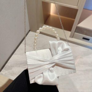 Sac de soirée élégant et délicat décoré avec un nœud et de fausses perles, à tenir en main, convenant pour les robes de soirée. Sac de mariée tendance, parfait pour les fêtes, les mariages, les bals de promo, les dîners/banquets, assortissant avec les robes de mariée, les robes de soirée, la robe de bal de promo, la robe d'anniversaire, la robe de fête. Cadeau parfait pour la Saint-Valentin.