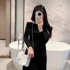Sac de soirée élégant et délicat décoré avec un nœud et de fausses perles, à tenir en main, convenant pour les robes de soirée. Sac de mariée tendance, parfait pour les fêtes, les mariages, les bals de promo, les dîners/banquets, assortissant avec les robes de mariée, les robes de soirée, la robe de bal de promo, la robe d'anniversaire, la robe de fête. Cadeau parfait pour la Saint-Valentin.