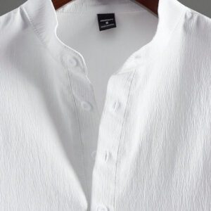 Manfinity Homme Chemise à manches courtes avec demi-bouton pour hommes, coupe ajustée, couleur unie blanc cassé pour une tenue décontractée