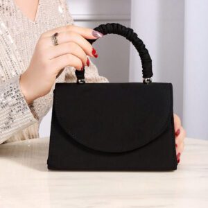 Sac de soirée élégant et exquis blanc avec des volants sur la poignée, un rabat carré. Sac de dîner, sac de soirée pour les fêtes, les femmes. Parfait pour les fêtes, les mariages, les bals de promo, les dîners/banquets. Cadeau idéal pour les femmes. Parfait pour les fêtes, les mariages, les bals de promo, les dîners/banquets. Assortir avec une robe de soirée de fête, une robe de soirée et une robe à sequins