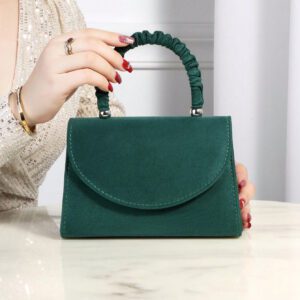 Sac de soirée élégant et exquis blanc avec des volants sur la poignée, un rabat carré. Sac de dîner, sac de soirée pour les fêtes, les femmes. Parfait pour les fêtes, les mariages, les bals de promo, les dîners/banquets. Cadeau idéal pour les femmes. Parfait pour les fêtes, les mariages, les bals de promo, les dîners/banquets. Assortir avec une robe de soirée de fête, une robe de soirée et une robe à sequins
