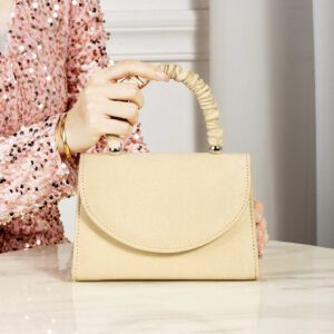 Sac de soirée élégant et exquis blanc avec des volants sur la poignée, un rabat carré. Sac de dîner, sac de soirée pour les fêtes, les femmes. Parfait pour les fêtes, les mariages, les bals de promo, les dîners/banquets. Cadeau idéal pour les femmes. Parfait pour les fêtes, les mariages, les bals de promo, les dîners/banquets. Assortir avec une robe de soirée de fête, une robe de soirée et une robe à sequins