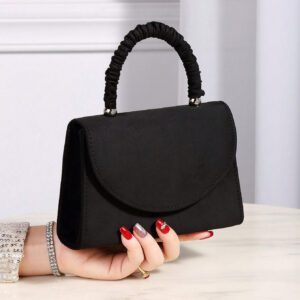 Sac de soirée élégant et exquis blanc avec des volants sur la poignée, un rabat carré. Sac de dîner, sac de soirée pour les fêtes, les femmes. Parfait pour les fêtes, les mariages, les bals de promo, les dîners/banquets. Cadeau idéal pour les femmes. Parfait pour les fêtes, les mariages, les bals de promo, les dîners/banquets. Assortir avec une robe de soirée de fête, une robe de soirée et une robe à sequins