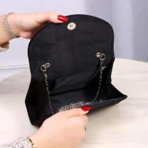 Sac de soirée élégant et exquis blanc avec des volants sur la poignée, un rabat carré. Sac de dîner, sac de soirée pour les fêtes, les femmes. Parfait pour les fêtes, les mariages, les bals de promo, les dîners/banquets. Cadeau idéal pour les femmes. Parfait pour les fêtes, les mariages, les bals de promo, les dîners/banquets. Assortir avec une robe de soirée de fête, une robe de soirée et une robe à sequins