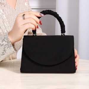 Sac de soirée élégant et exquis blanc avec des volants sur la poignée, un rabat carré. Sac de dîner, sac de soirée pour les fêtes, les femmes. Parfait pour les fêtes, les mariages, les bals de promo, les dîners/banquets. Cadeau idéal pour les femmes. Parfait pour les fêtes, les mariages, les bals de promo, les dîners/banquets. Assortir avec une robe de soirée de fête, une robe de soirée et une robe à sequins