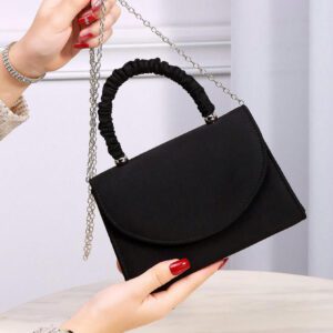 Sac de soirée élégant et exquis blanc avec des volants sur la poignée, un rabat carré. Sac de dîner, sac de soirée pour les fêtes, les femmes. Parfait pour les fêtes, les mariages, les bals de promo, les dîners/banquets. Cadeau idéal pour les femmes. Parfait pour les fêtes, les mariages, les bals de promo, les dîners/banquets. Assortir avec une robe de soirée de fête, une robe de soirée et une robe à sequins