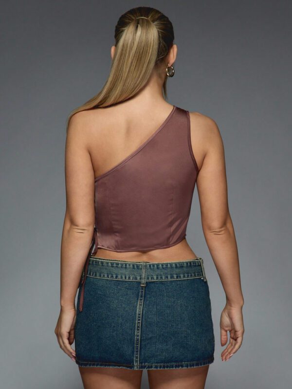 MISSGUIDED Top satiné asymétrique avec une épaule et des noeuds – Image 2
