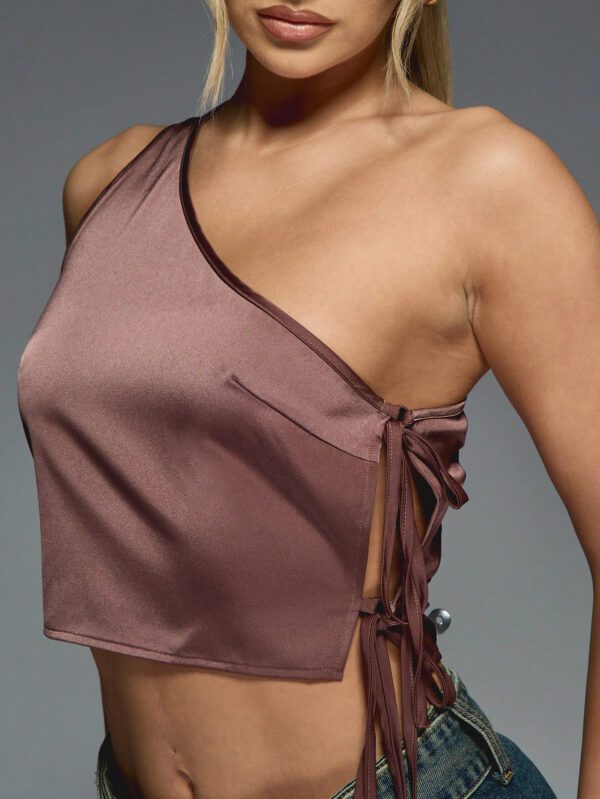 MISSGUIDED Top satiné asymétrique avec une épaule et des noeuds – Image 6
