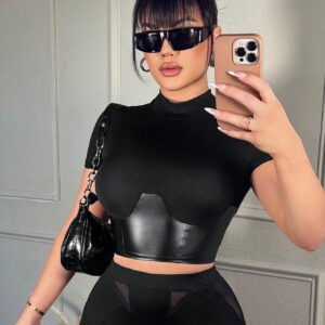 SHEIN SXY T-shirt à manches courtes avec détails d"insertion en PU, col montant et fausse ceinture de taille