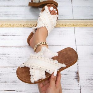 Sandales plates à franges élégantes et de conception originale pour femmes en beige, convenant à la plage. Style peep-toe doux et mignon, respirant et confortable, léger pour les vacances, idéal pour les soirées, les banquets et les occasions décontractées