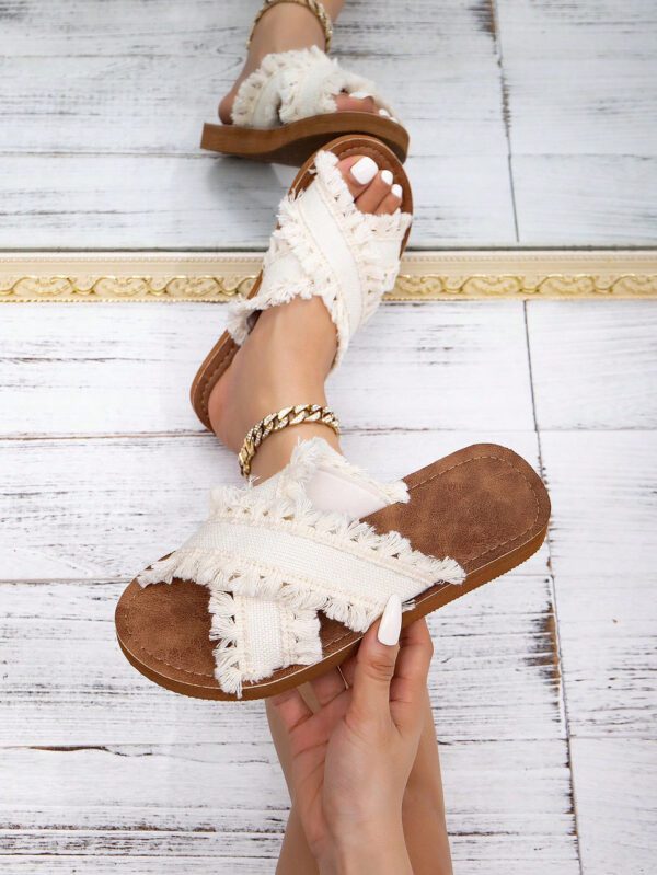 Sandales plates à franges élégantes et de conception originale pour femmes en beige, convenant à la plage. Style peep-toe doux et mignon, respirant et confortable, léger pour les vacances, idéal pour les soirées, les banquets et les occasions décontractées