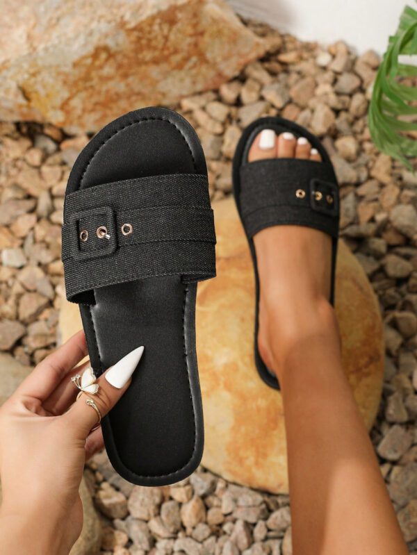 Sandales plates à franges élégantes et de conception originale pour femmes en beige, convenant à la plage. Style peep-toe doux et mignon, respirant et confortable, léger pour les vacances, idéal pour les soirées, les banquets et les occasions décontractées – Image 2