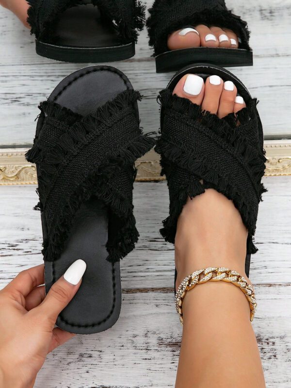 Sandales plates à franges élégantes et de conception originale pour femmes en beige, convenant à la plage. Style peep-toe doux et mignon, respirant et confortable, léger pour les vacances, idéal pour les soirées, les banquets et les occasions décontractées – Image 3