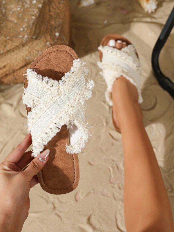 Sandales plates à franges élégantes et de conception originale pour femmes en beige, convenant à la plage. Style peep-toe doux et mignon, respirant et confortable, léger pour les vacances, idéal pour les soirées, les banquets et les occasions décontractées – Image 7