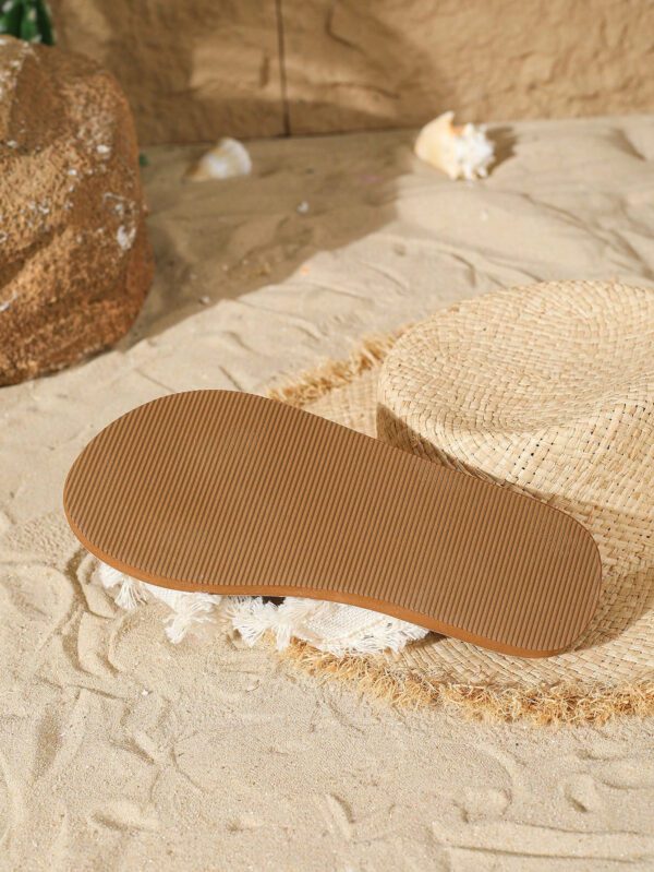 Sandales plates à franges élégantes et de conception originale pour femmes en beige, convenant à la plage. Style peep-toe doux et mignon, respirant et confortable, léger pour les vacances, idéal pour les soirées, les banquets et les occasions décontractées – Image 13