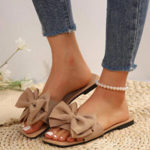 Sandales plates confortables pour femmes grandes tailles, style européen et américain, avec bout ouvert, nœud papillon et tige en tissu. Chaussures d'été décontractées et à la mode pour la plage et l'extérieur, idéales pour la Saint-Valentin